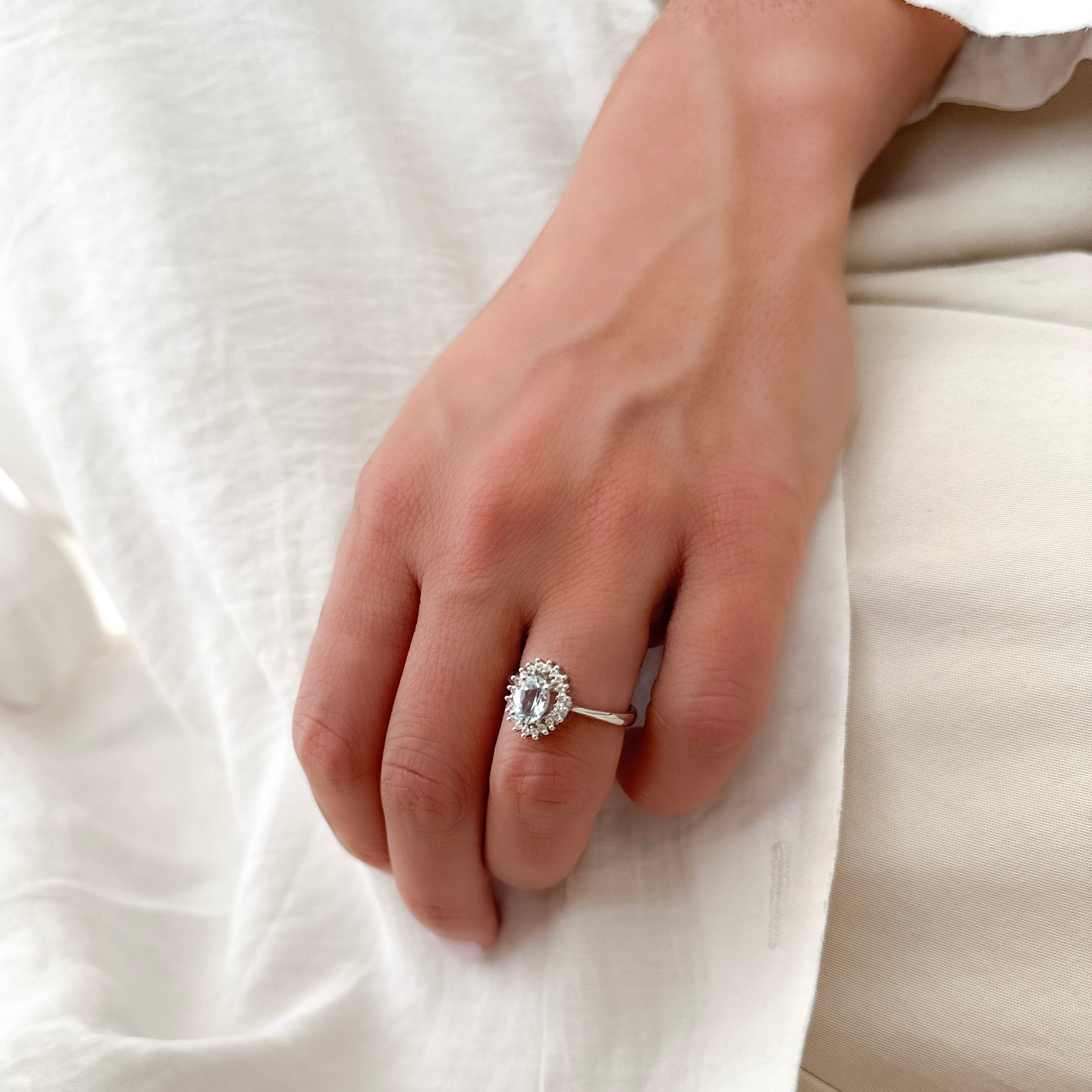 Anillo Solitario Aguamarina Oval Halo Diamantes Oro 18K