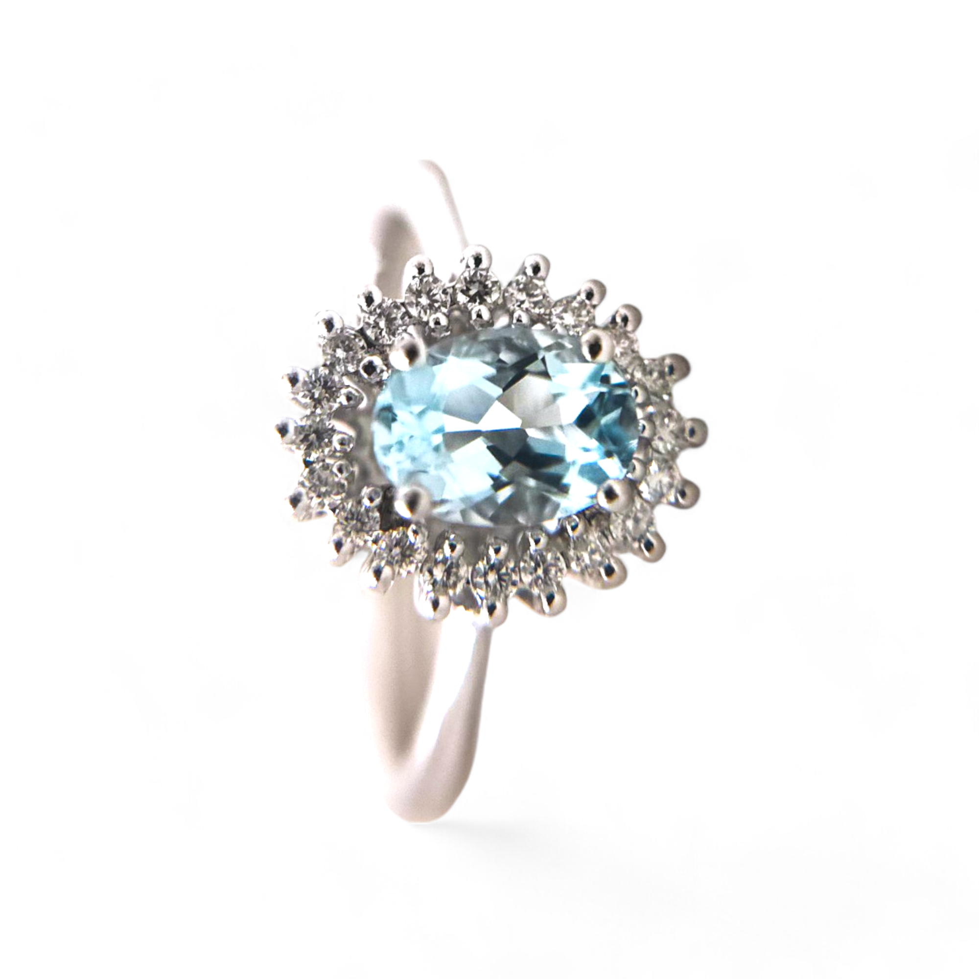 Anillo Solitario Aguamarina Oval Halo Diamantes Oro 18K