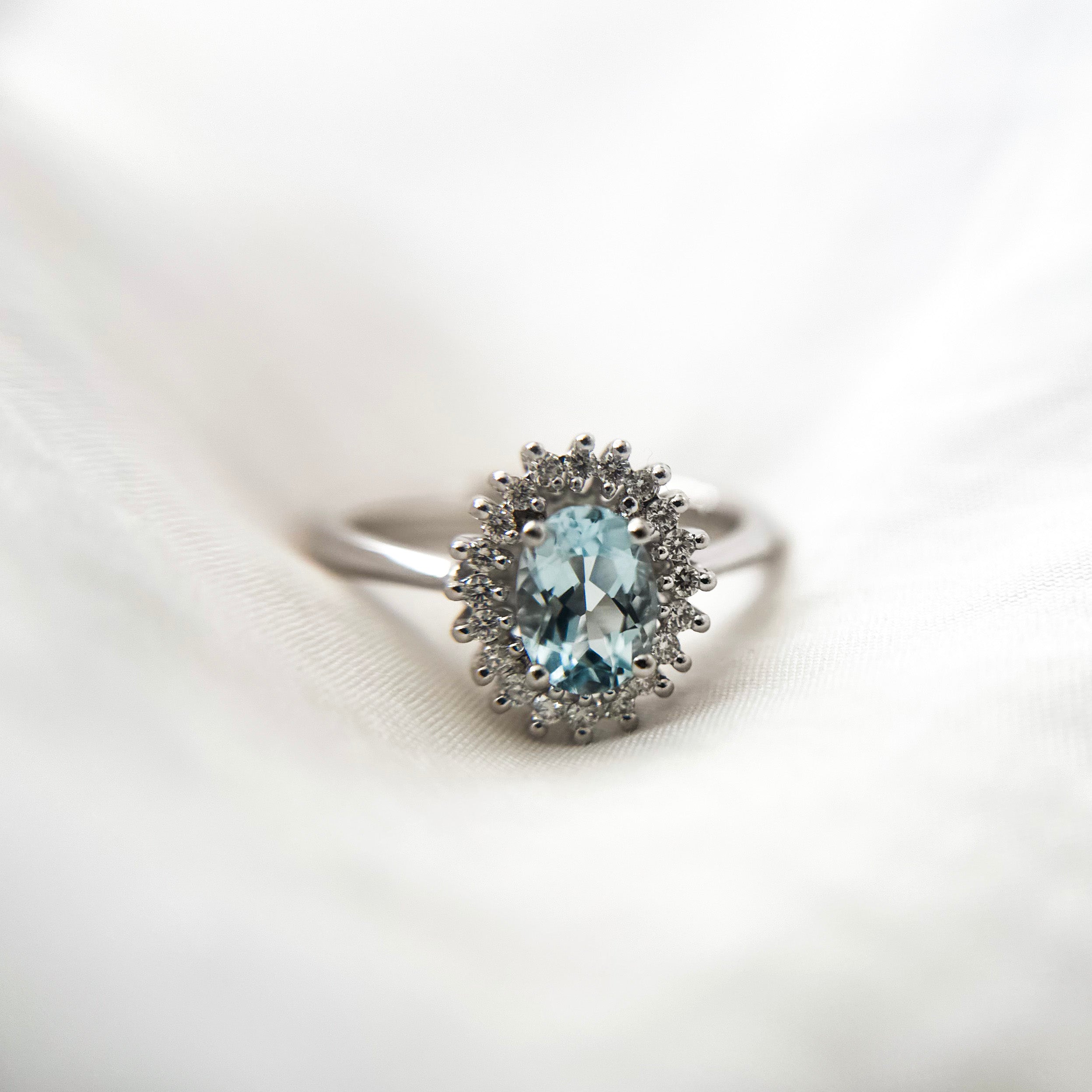 Anillo Solitario Aguamarina Oval Halo Diamantes Oro 18K