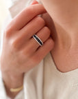 Anillo cintillo de oro blanco 18k con zafiros corte baguette