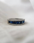 Anillo cintillo de oro blanco 18k con zafiros corte baguette