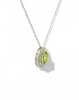 Collar Colgante Peridoto oval Doble halo diamantes en oro blanco