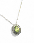 Collar Colgante Peridoto oval Doble halo diamantes en oro blanco