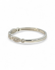 Anillo cintillo ojitos y brillante bisel oro blanco 14K