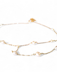 Collar cadena con perlas de distintos tamaños y cadena de 10cm