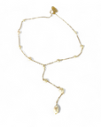 Collar cadena con perlas de distintos tamaños y cadena de 10cm