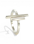 Anillo martillado abierto T Plata - Xime Carbacho