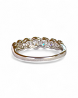 A pedido - Anillo Cintillo de 7 Diamantes en Halo de Brillantes Oro Blanco 18K