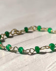 Pulsera ClaraJoyas de aventurina verde facetada con eslabones de alambre dorado, 17 cm de largo y diseño ajustable.