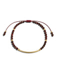 Pulsera ajustable ClaraJoyas con cuentas de granate rojo y barra central de goldfilled sobre fondo blanco
