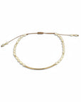 Pulsera ajustable ClaraJoyas con perlas naturales y barra central de goldfilled sobre fondo blanco