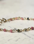 Pulsera ClaraJoyas de 17 cm con cuentas de turmalina multicolor de 2 mm y eslabones de alambre dorado ajustable