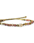 Pulsera ajustable ClaraJoyas con hilo dorado, perla central y cuentas de turmalina multicolor