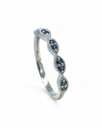 Anillo Cintillo Zafiros en grifa y borde ruleteado