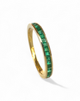 Anillo cintillo de esmeraldas en oro amarillo 18k