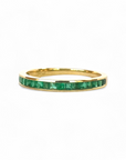 Anillo cintillo de esmeraldas en oro amarillo 18k