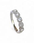 Anillo Quintillo Diamantes con halo en oro blanco 18K