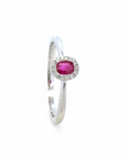 Anillo solitario halo de oro blanco 18k con piedra central rubí oval