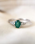 Anillo Solitario Esmeralda Oval y brillantes laterales en oro blanco 18K