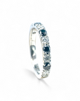 Anillo cintillo diamantes blancos y negros