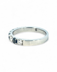 Anillo cintillo diamantes blancos y negros