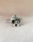 A pedido - Anillo Solitario Amatista verde en grifa brillantes en argolla de oro blanco 18k