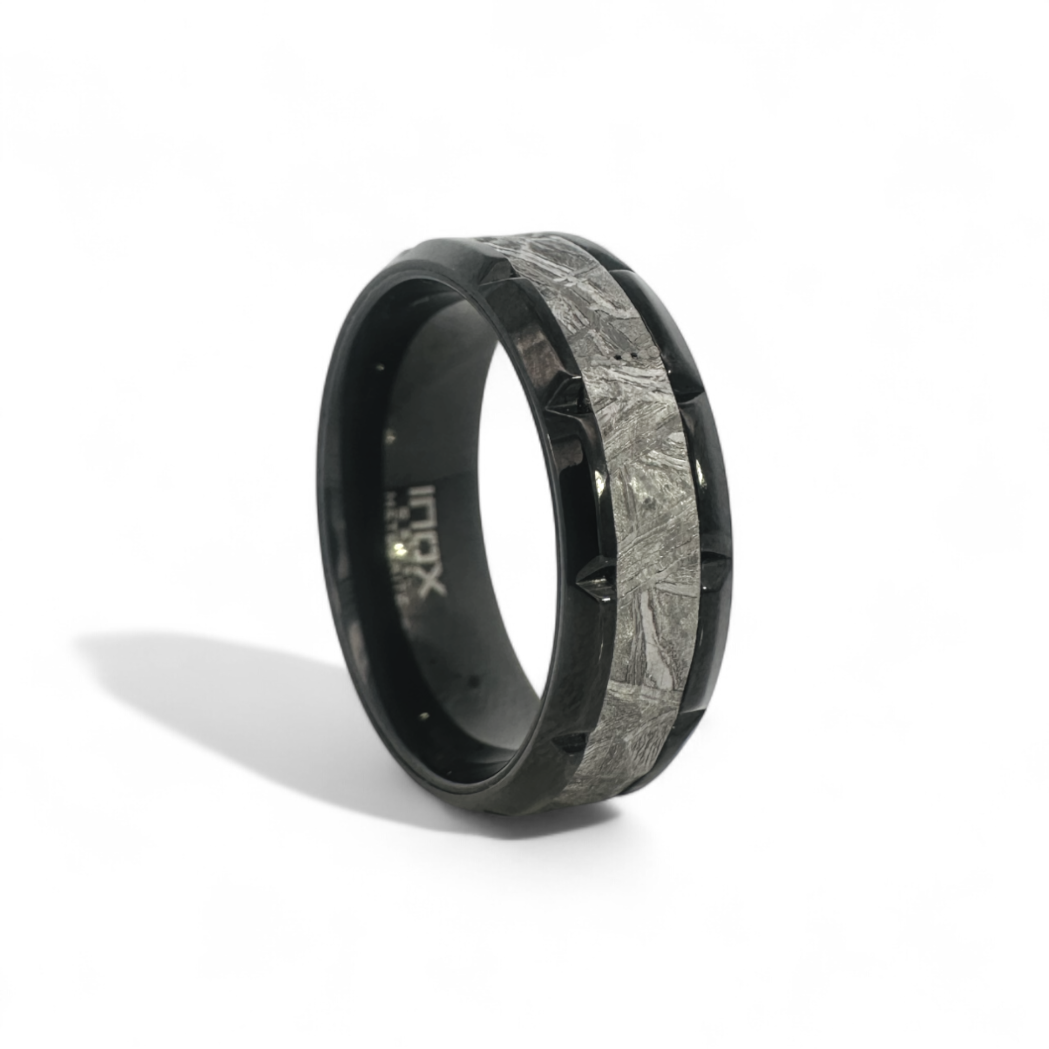 Anillo Hombre de acero con banda de meteorito martillado