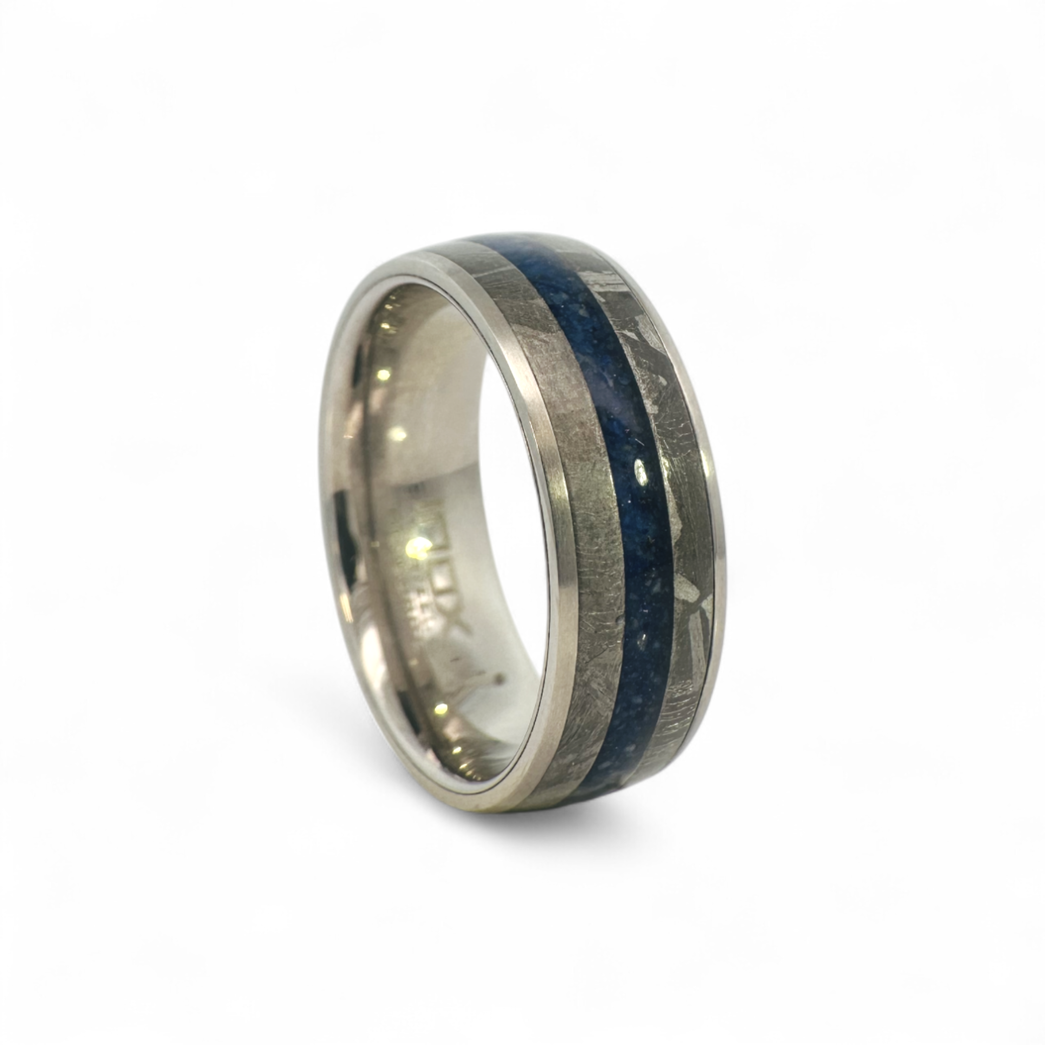 Anillo Hombre de acero, meteorito y banda de lapislázu