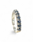 Anillo cintillo de zafiros en grifa oro blanco 18K