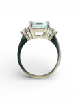 Anillo Solitario Aguamarina corte esmeralda y trio de diamantes laterales