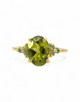 Anillo solitario peridoto oval y redondos