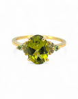 Anillo solitario peridoto oval y redondos