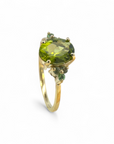 Anillo solitario peridoto oval y redondos