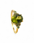 Anillo solitario peridoto oval y redondos
