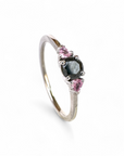 Anillo Tricillo Diamante Negro y zafiros rosados