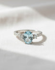 Anillo solitario de platino Sophia Schneider Joyas con aguamarina oval y diamantes laterales engastados en grifa.