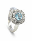 Anillo Sophia Schneider Joyas de oro blanco 18K con aguamarina redonda central y doble halo de diamantes brillantes