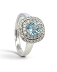 Anillo solitario Sophia Schneider Joyas en oro blanco 18K con aguamarina redonda y doble halo de diamantes brillantes.