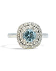 Anillo solitario Sophia Schneider Joyas en oro blanco 18K con aguamarina redonda y doble halo de diamantes brillantes