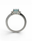 Anillo solitario Sophia Schneider Joyas de platino con aguamarina oval y brillantes laterales.