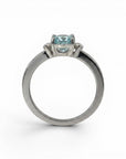 Anillo solitario Sophia Schneider Joyas de platino con aguamarina oval y brillantes laterales.