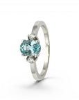 Anillo solitario Sophia Schneider Joyas de platino con aguamarina oval y dos brillantes laterales.
