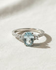 Anillo de platino Sophia Schneider Joyas con aguamarina oval de 8x6 mm y brillantes laterales. Hecho a mano.
