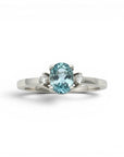 Anillo solitario Sophia Schneider Joyas de platino con aguamarina oval azul y dos brillantes laterales.