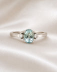 Anillo solitario Sophia Schneider Joyas de platino con aguamarina ovalada y dos diamantes brillantes laterales