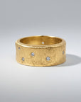 Anillo banda de plata enchapada en oro de Sophia Schneider Joyas con textura y circones incrustados.