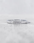 Anillo cintillo Sophia Schneider Joyas de plata 925 con diamantes corte baguette en engaste de riel
