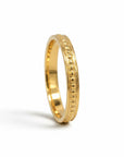 Anillo cintillo de Sophia Schneider Joyas en plata 925 con baño de oro 18K y diseño de pequeñas esferas en relieve