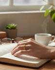 Anillo cintillo de pelotitas Sophia Schneider Joyas en plata 925 con baño de oro 18K puesto en un dedo