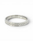 Anillo cintillo de plata 925 de Sophia Schneider Joyas con diseño de pelotitas y banda lisa.